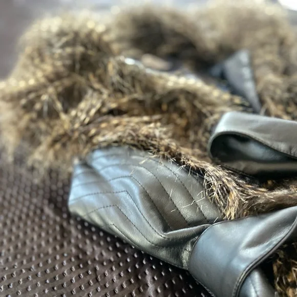 Faux leather/fur Bebe Vest with belt New Small - Picture 3 of 11